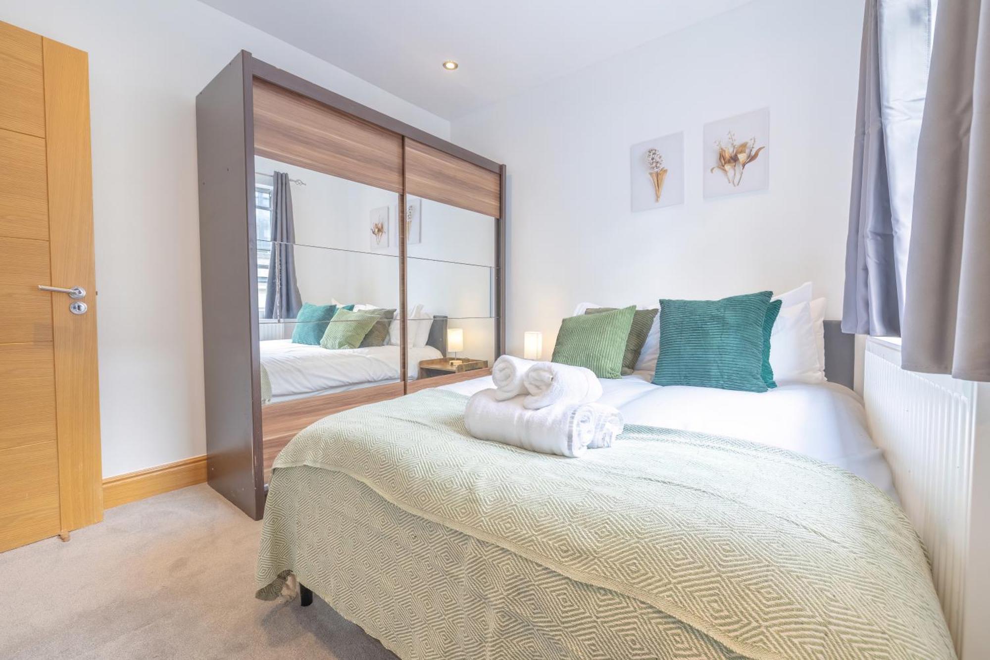 Premier Liverpool Street 2 Bed Super *